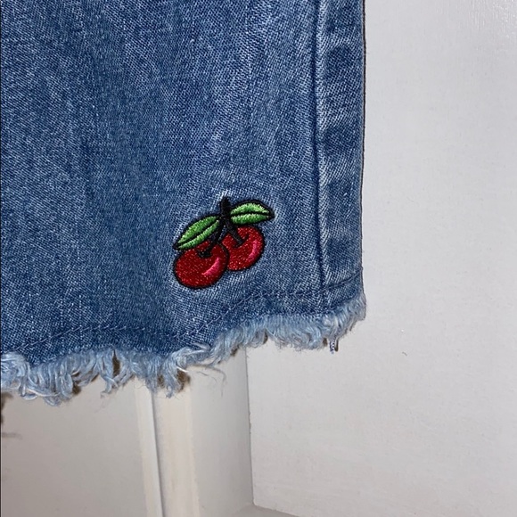 Super Cute Denim Overall Shorts w/Cherries Sz 5T - Picture 5 of 9